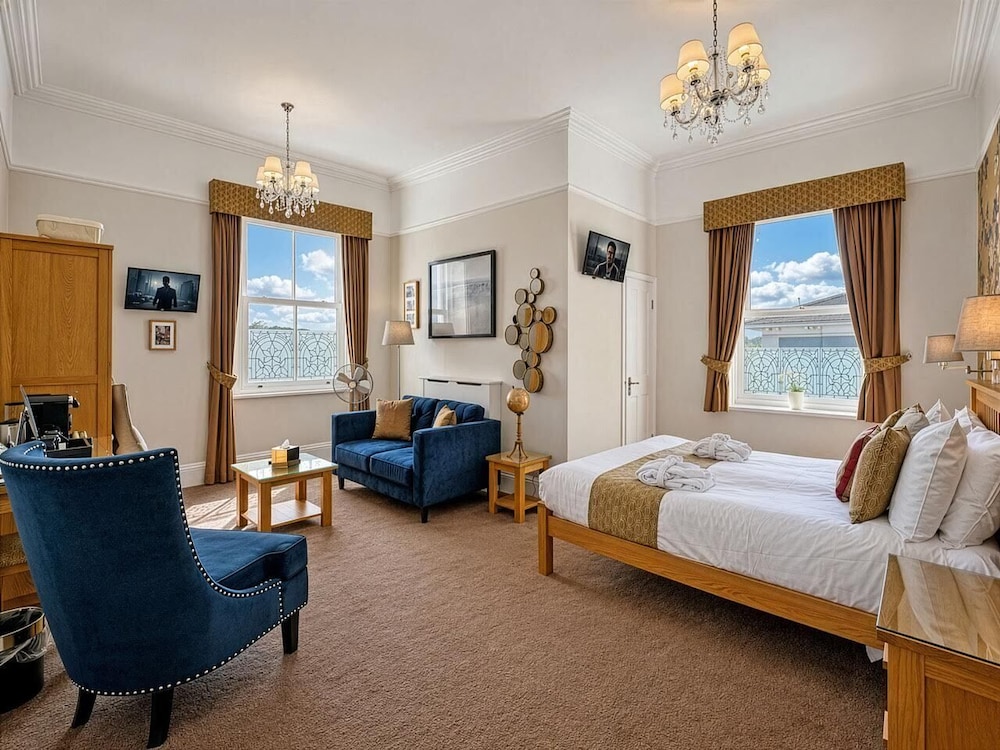 Deluxe, King Bed, Pool View