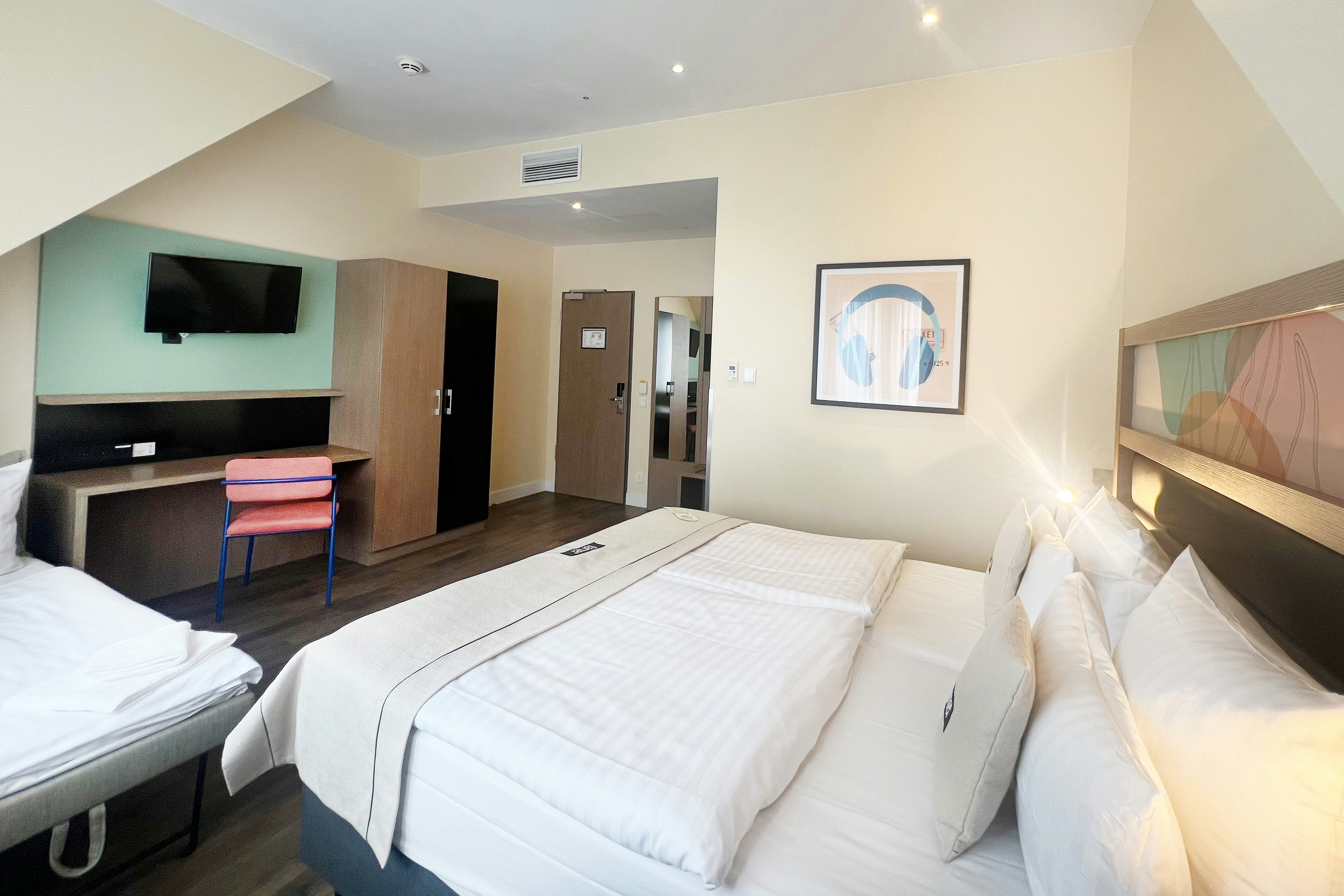 غرفة بريميوم بسريرين منفصلين مع أريكة، Garner Hotel Berlin - Charlottenburgm, an IHG Hotel 4/9