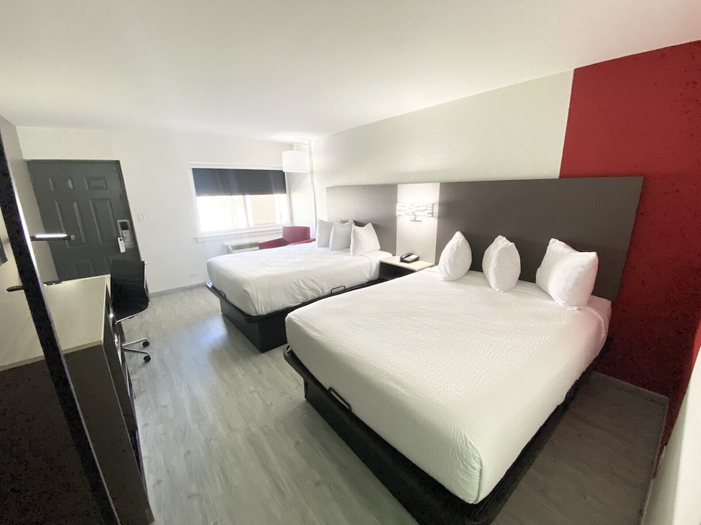 Room, 2 Queen Beds, Exterior Entrance، Ramada By Wyndham Tuscaloosa 2/10