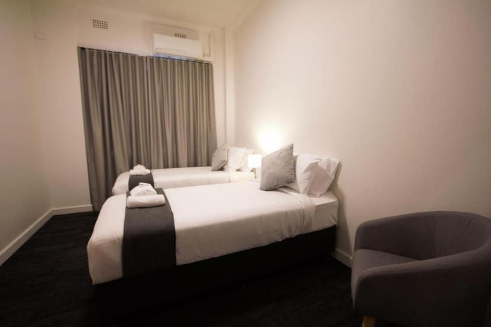 Sydney Junction Hotel 20/30
