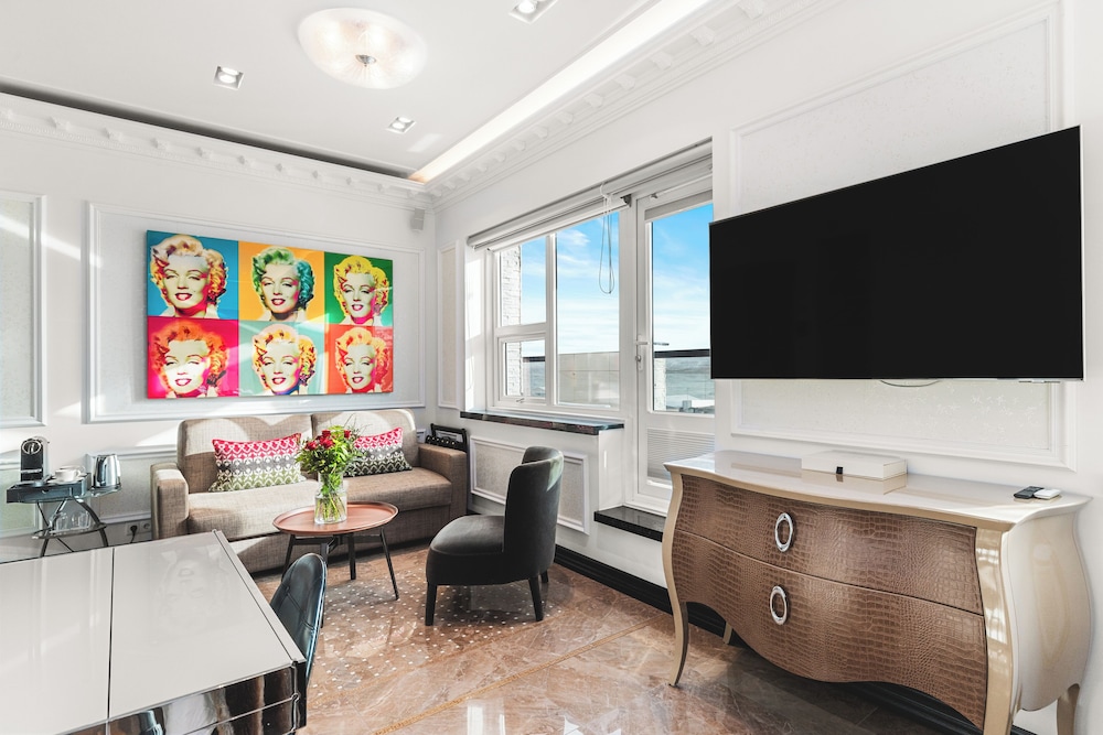 Diamond Suites 67/73