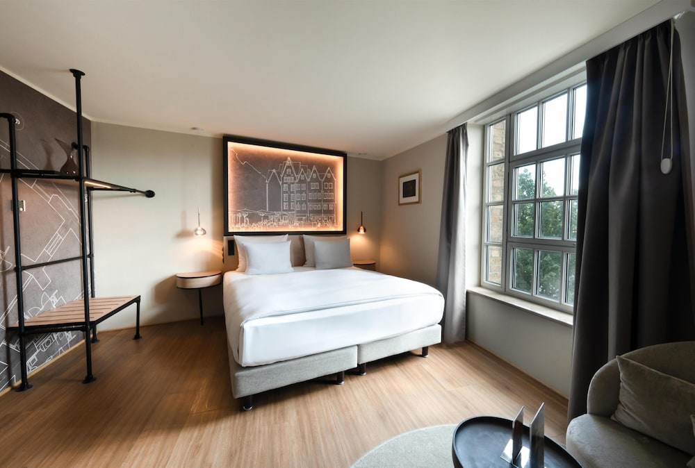 AQUA, DELUXE, KING BED