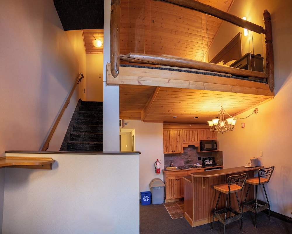 LOFT, SUPERIOR, KING BED, JETTED TUB