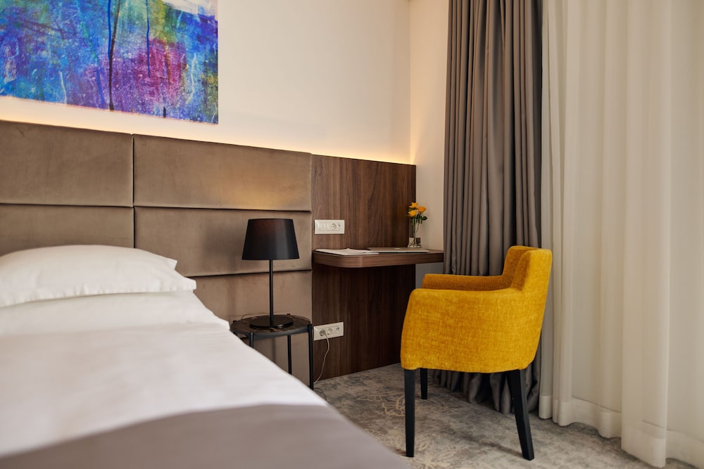 Paris Hotel 74/86
