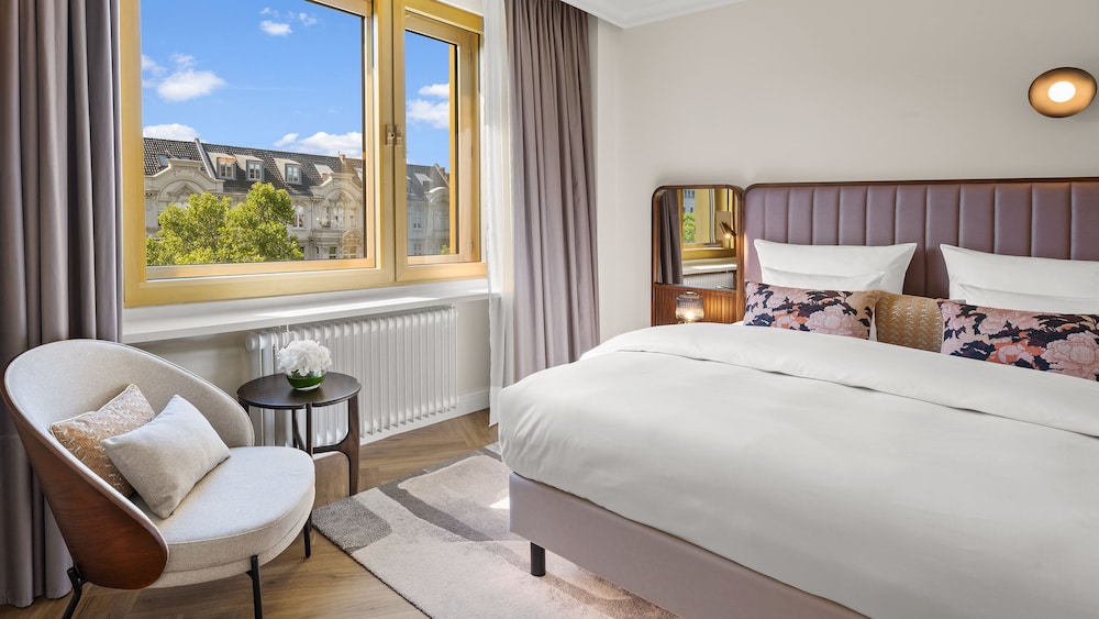 SUITE, KING BED