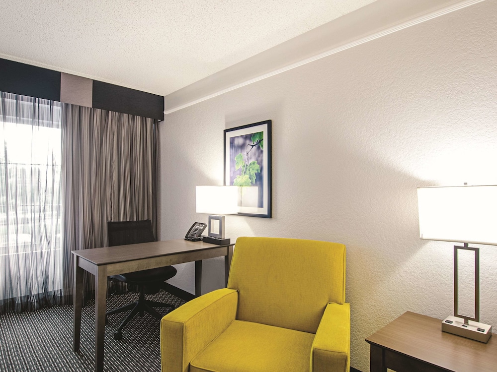 La Quinta Inn & Suites by Wyndham Denver Airport DIA 27/43