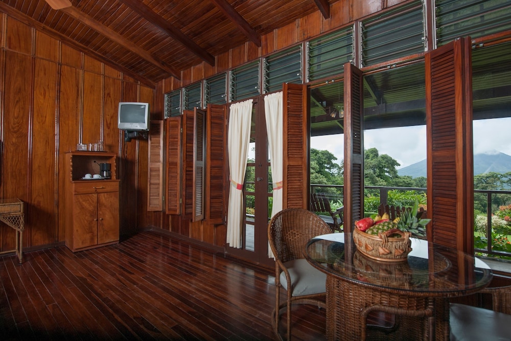 Arenal Lodge 34/73