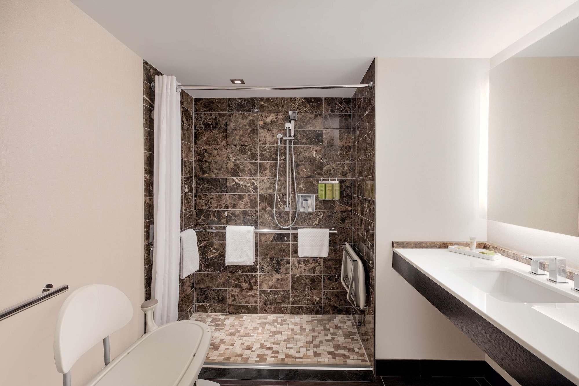 جناح ديلوكس بسرير كينج بغرفة نوم واحدة لذوي الإعاقة، Hilton McLean Tysons Corner 2/3