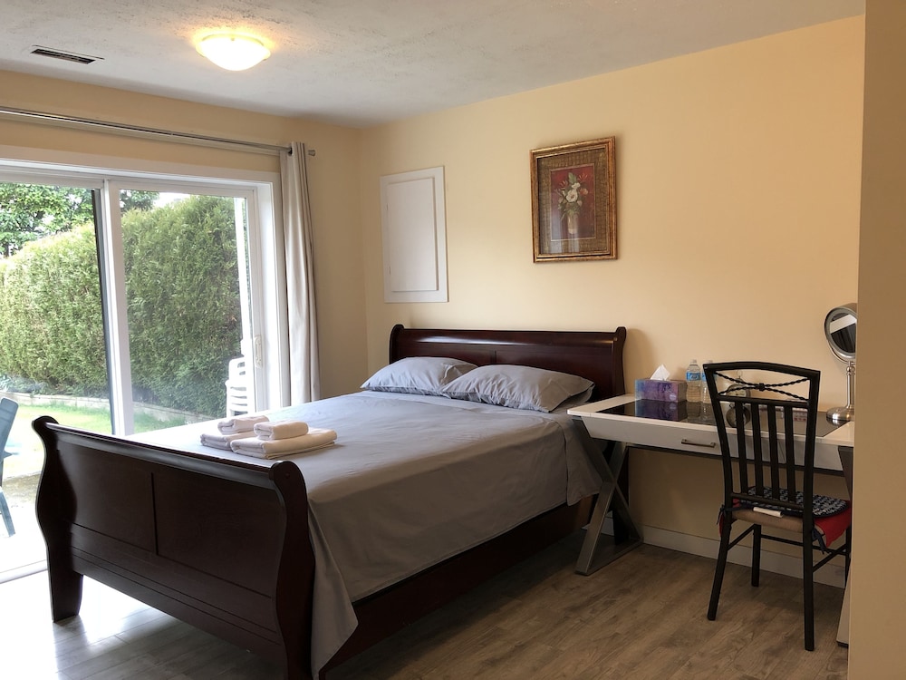 YVR Vickies Bed and Breakfast 16/57