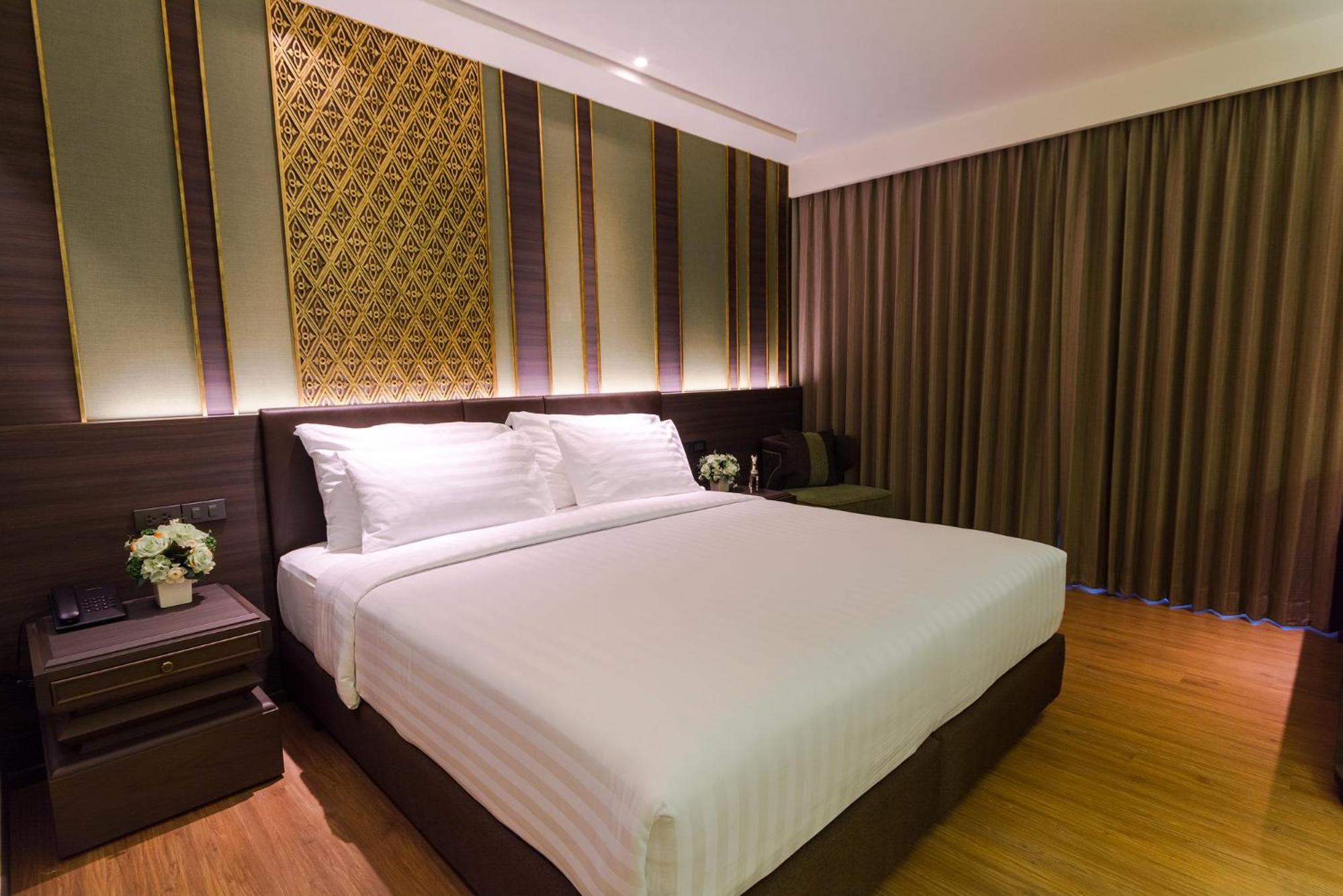 Deluxe, King Bed, Street View