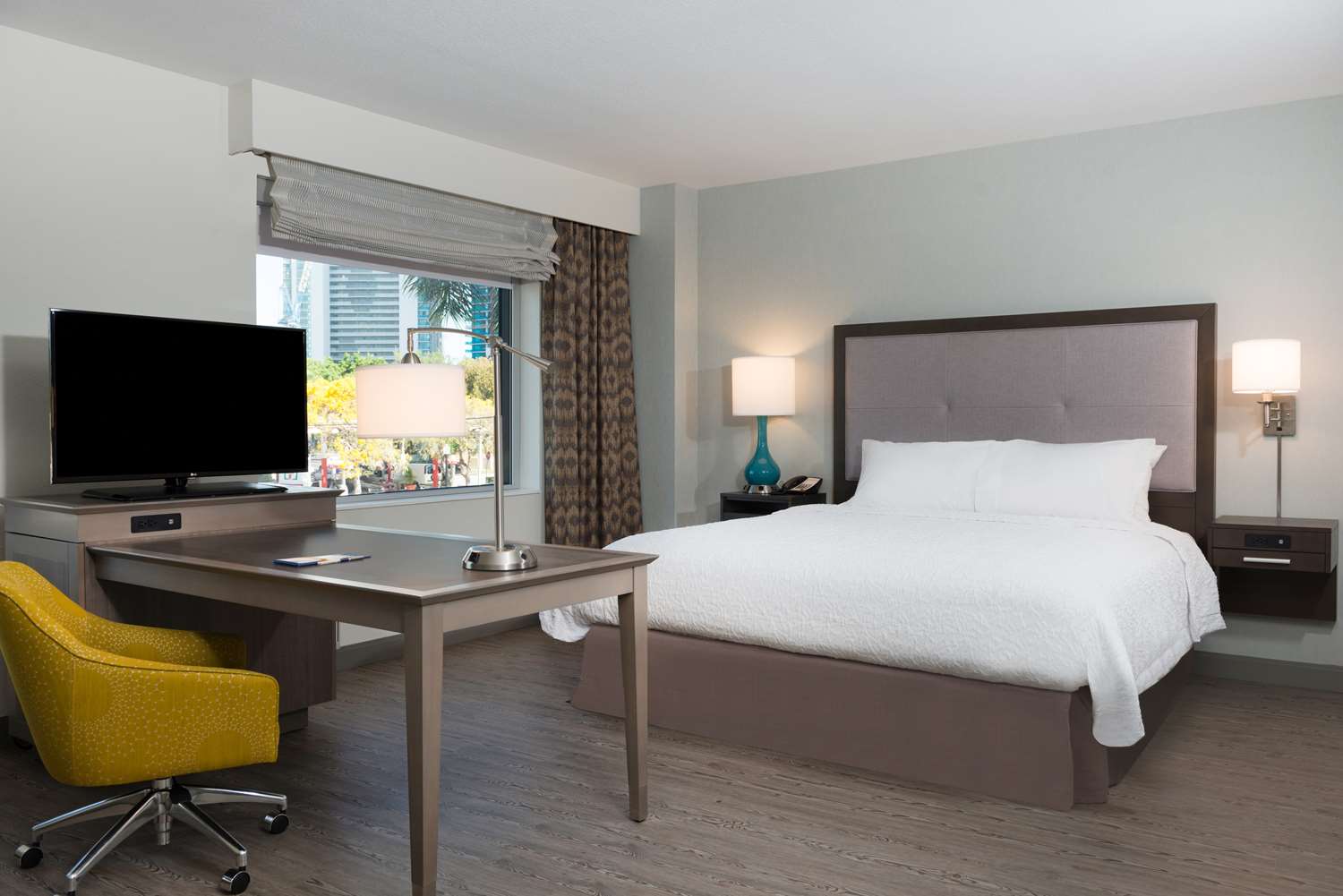 1 King Microwv/Fridge/Wet Bar Studio Suite Ns