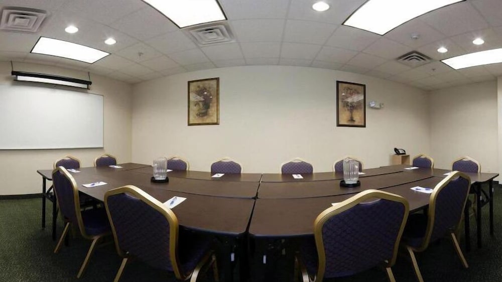 Candlewood Suites St. Joseph Benton Harbor 27/38