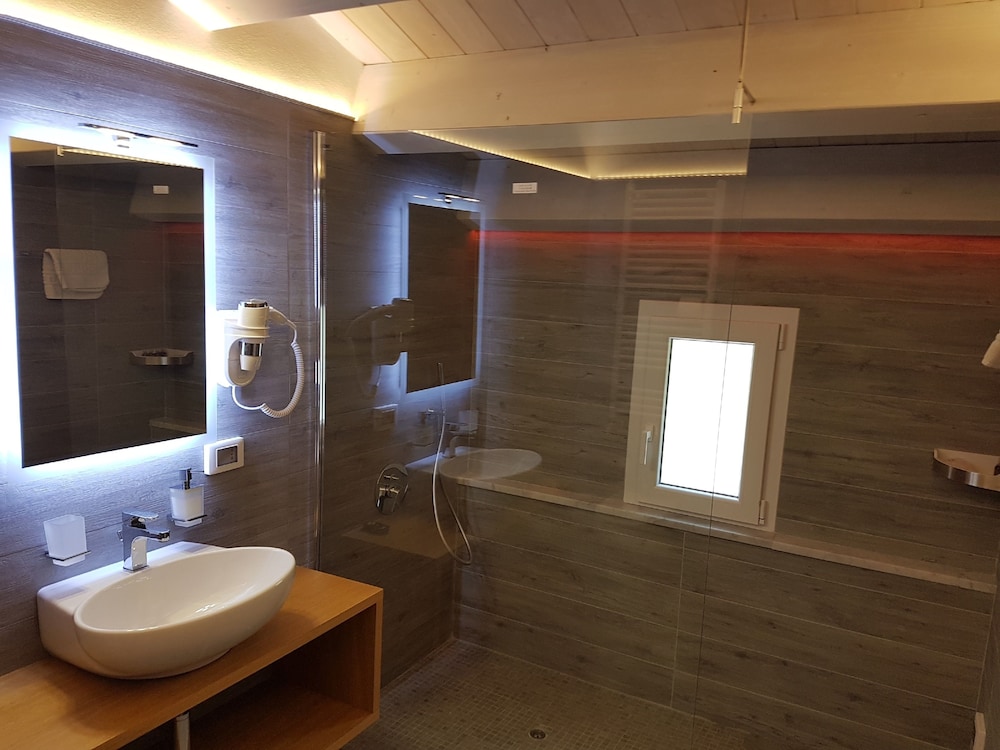Hospitality Hotel 56/57