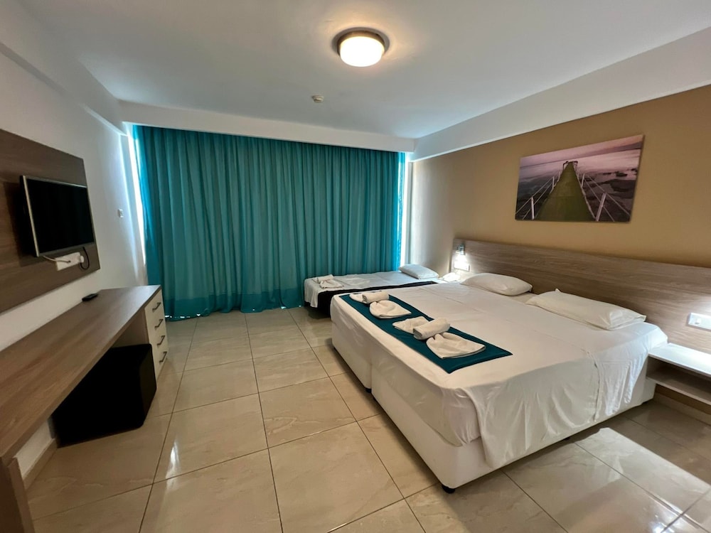 Sunny Blue Hotel 75/131