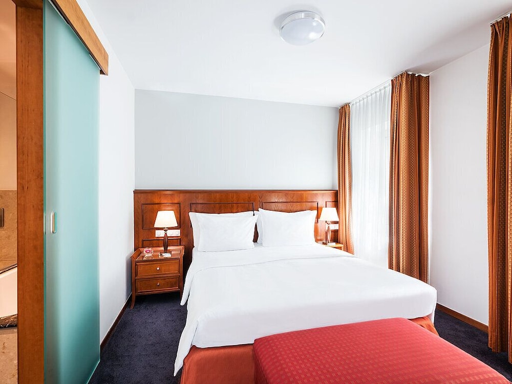 Business, Studio, Queen Bed