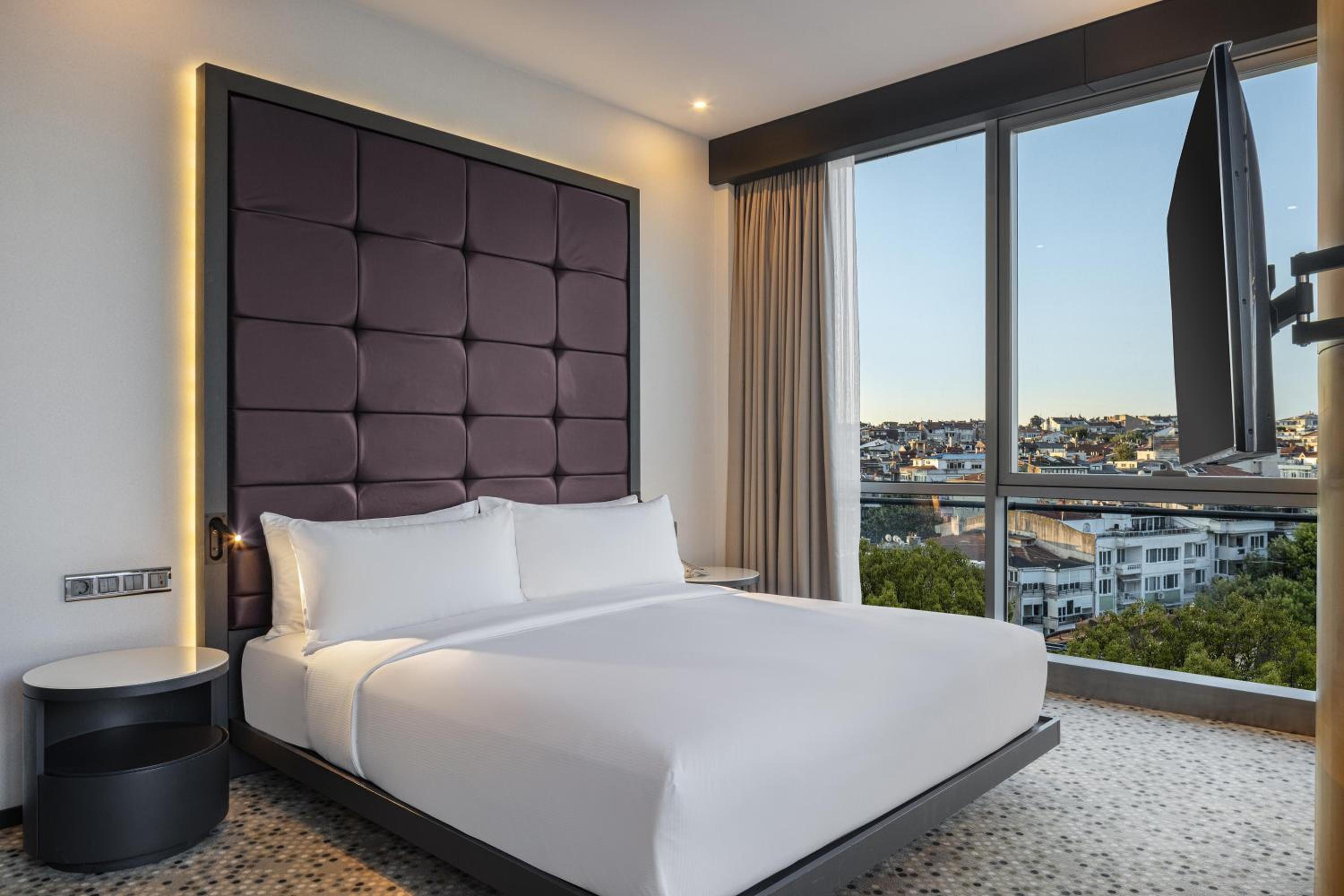 Family Suite, King Bed, Living Area