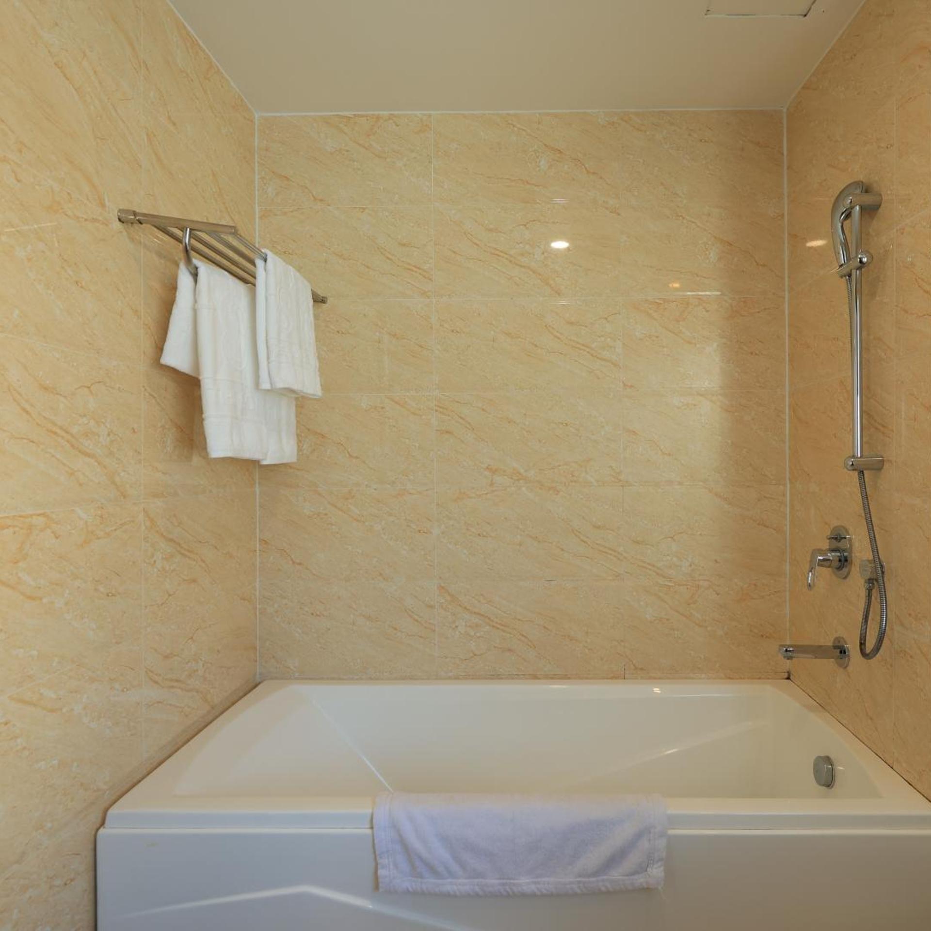 غرفة تنفيذية بسرير مزدوج بإطلالة على الجبل بحوض استحمام، An Vista Hotel 7/7