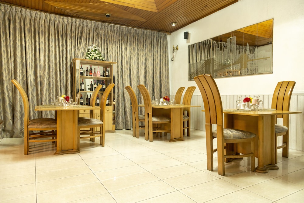 Hill View Hotel West Airport 55/68