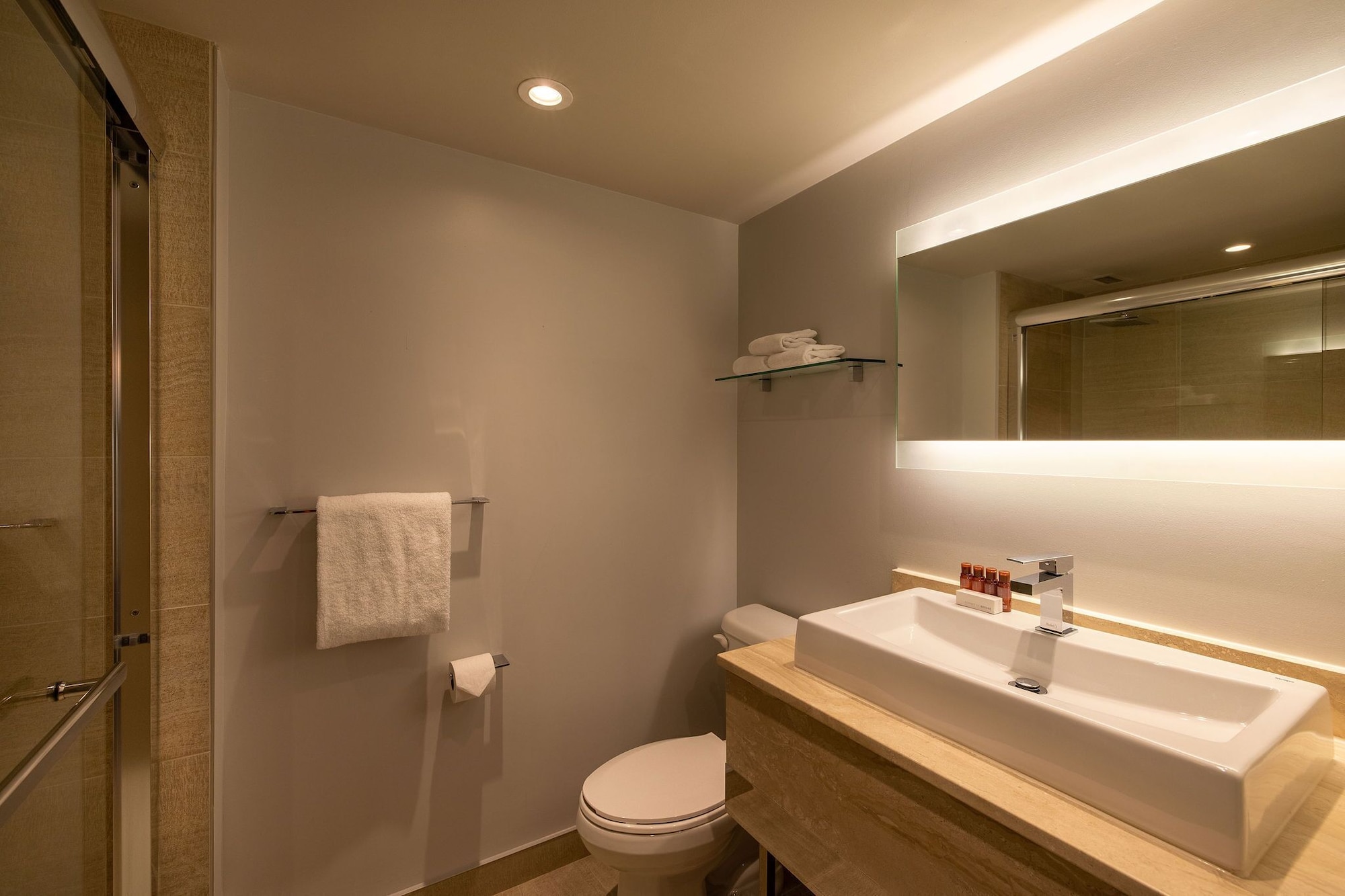جناح جونيور خارجي بسرير كينج وسرير كوين بإطلالة، Chateau Bromont 5/8