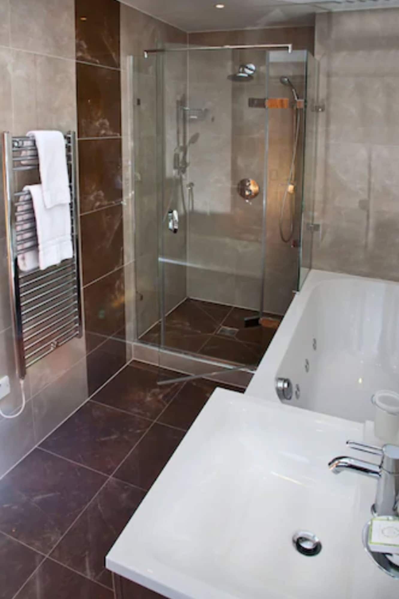 1 Bedroom, Executive, Apartment, King Bed, Street View، Arlington House 3/3