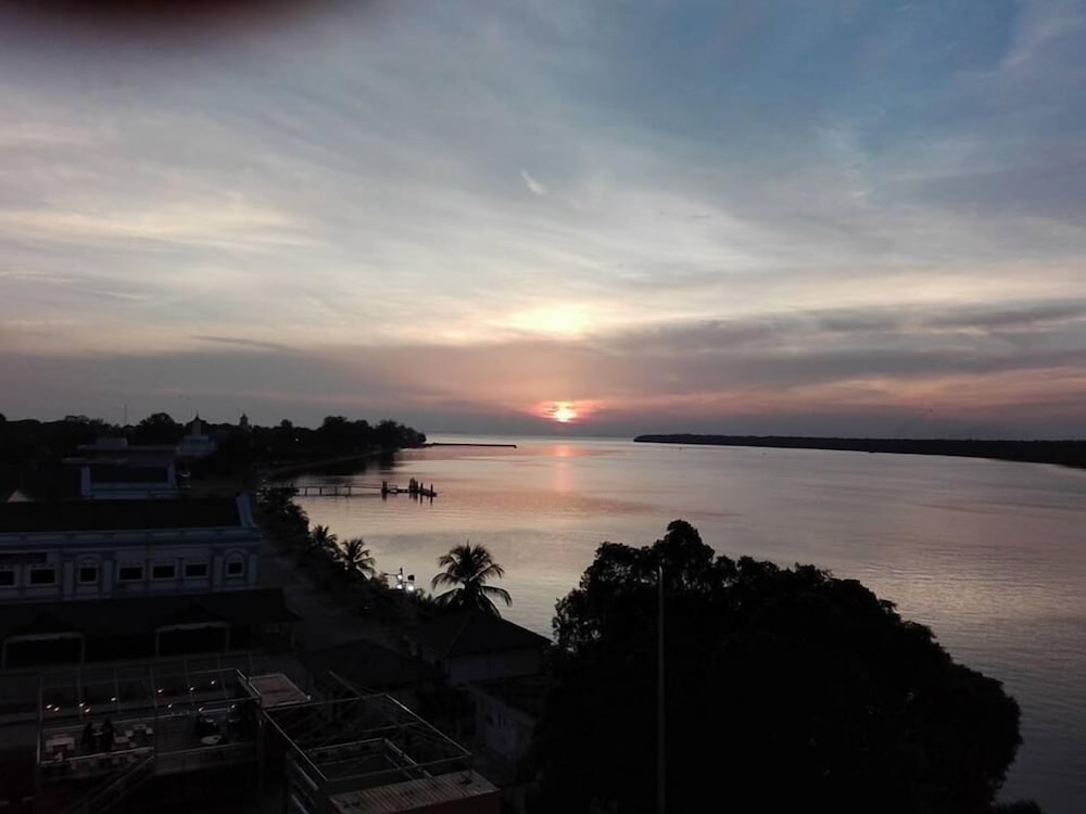 MUAR TRADERS HOTEL 24/26