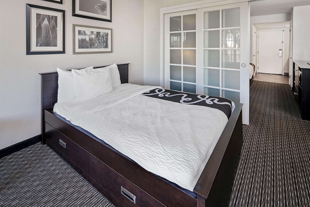 Holiday Inn Express & Suites Anaheim Convention Center Area 17/45