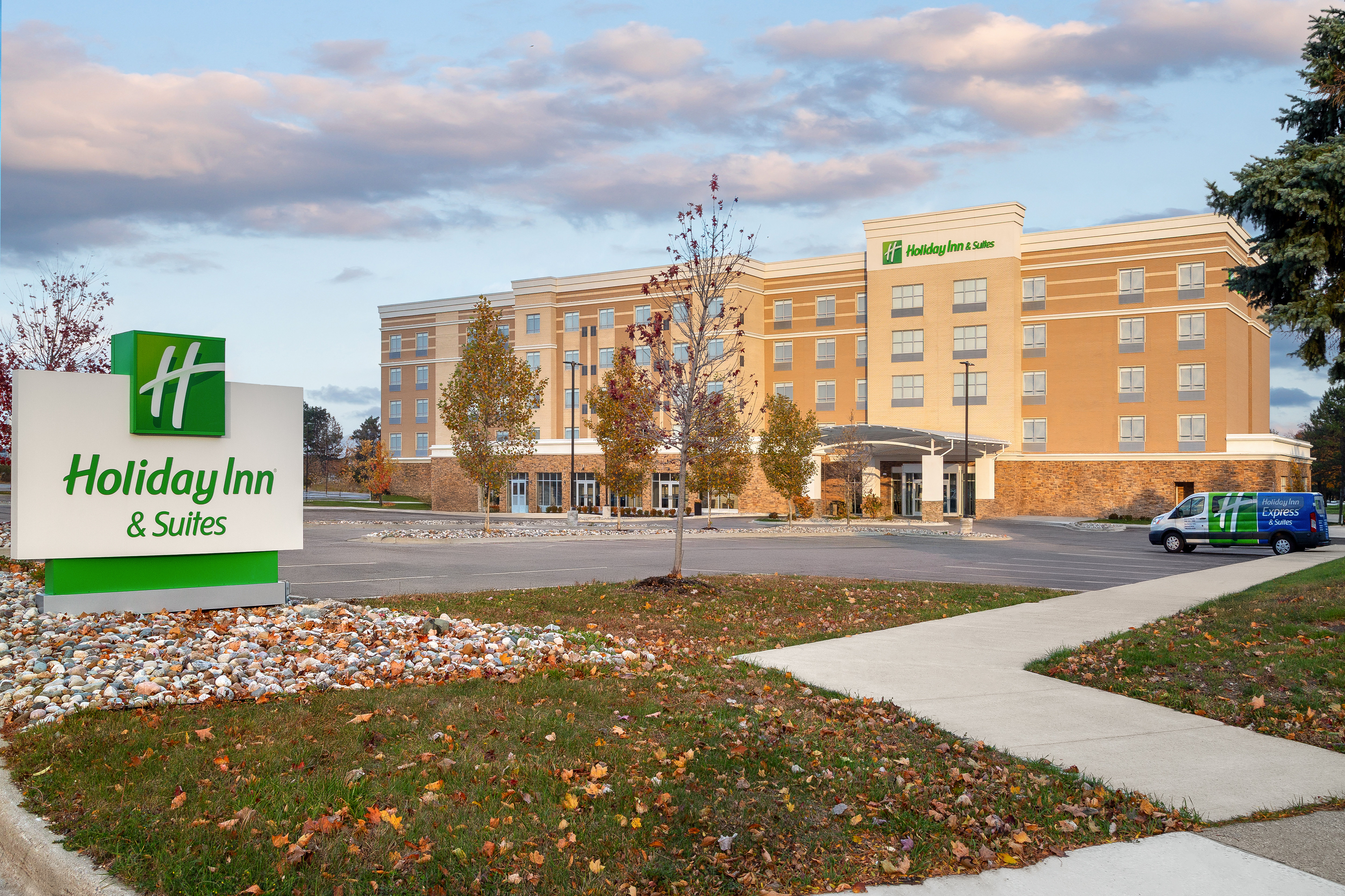 Holiday Inn & Suites Detroit - Troy, an IHG Hotel 4/50