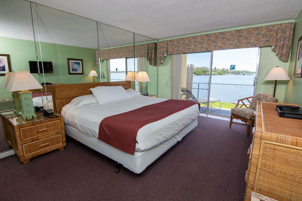 PALM BEACH WATERFRONT SUITES 11/67