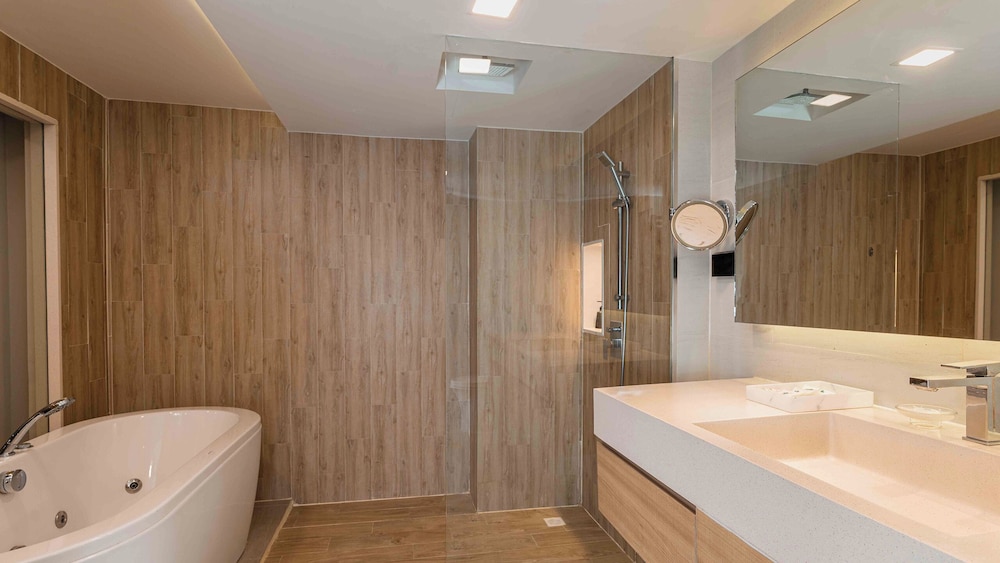 Phuket Graceland Resort & Spa 67/70