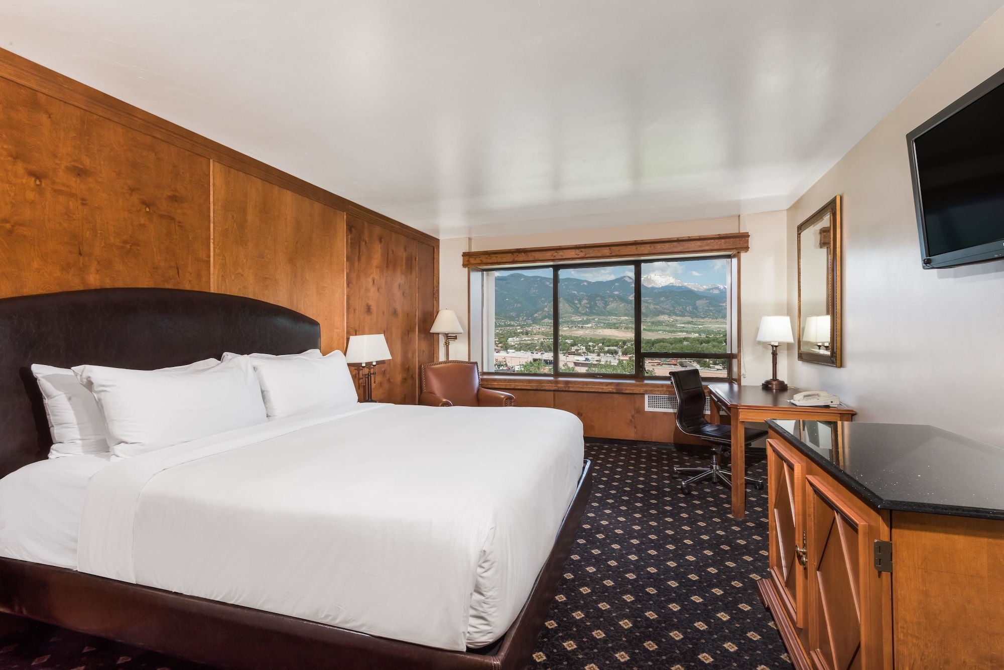 1 Bedroom, Executive, Suite, King Bed, Mountain View, Sofa