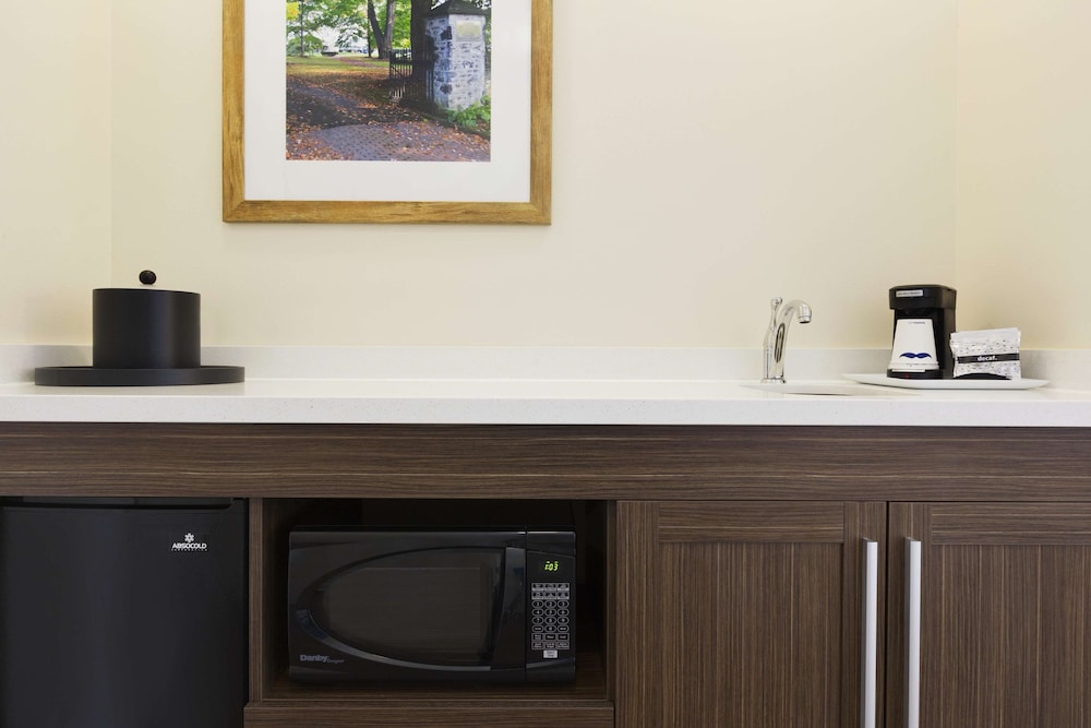 Hampton Inn and Suites Niles Warren OH 68/77