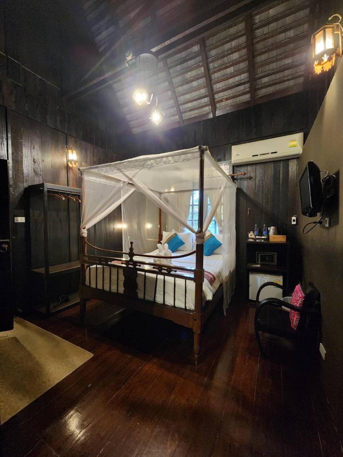 Club One Seven Gay Men Hotel Chiang Mai 19/51