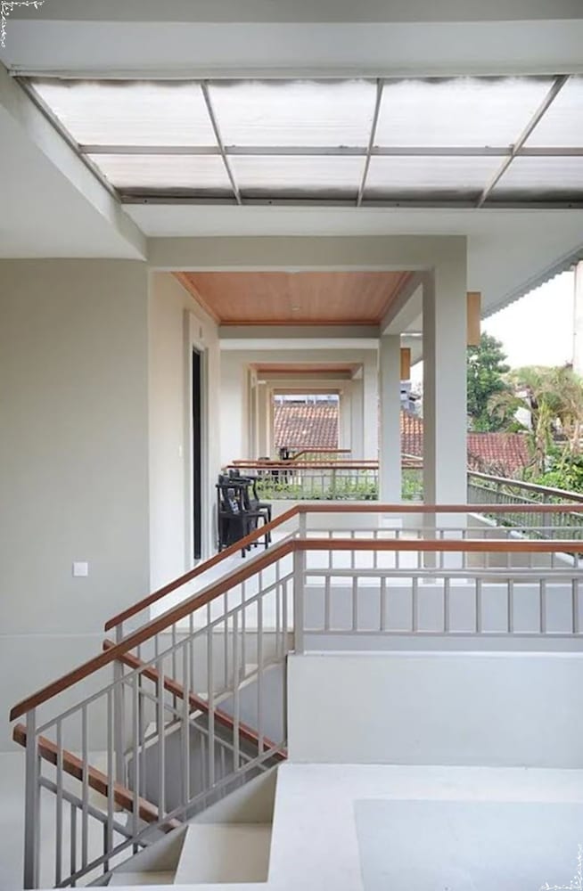 DEWI SRI HOTEL 11/70