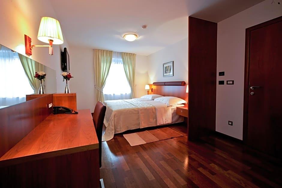 Hotel Croatia 12/25