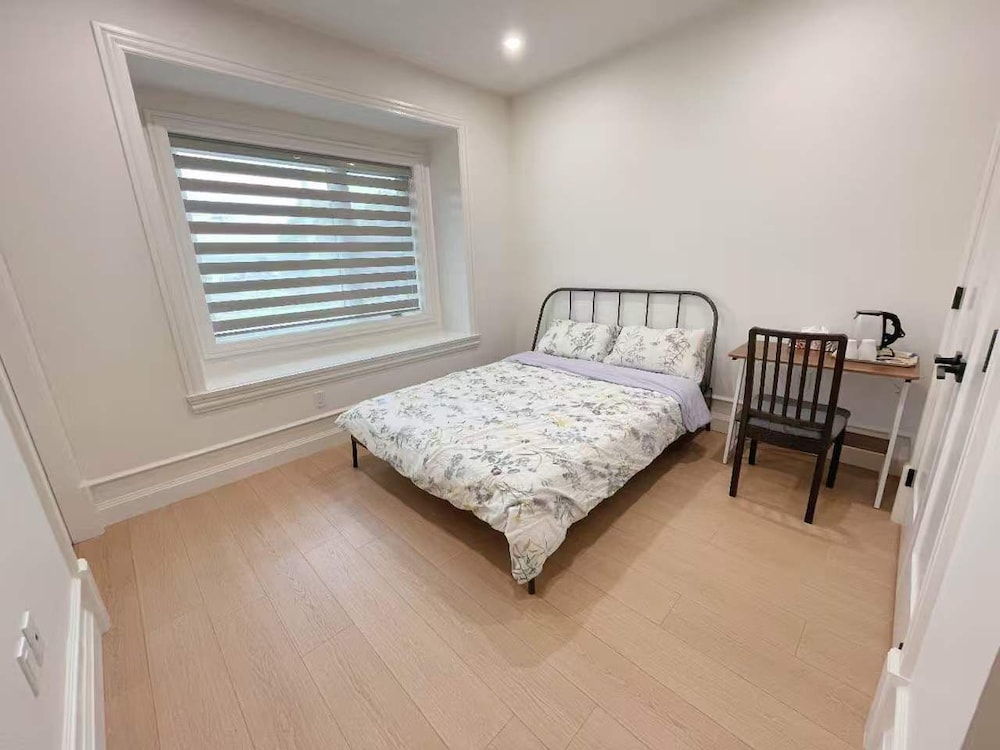 Vancouver-Beijing Bed and Breakfast 5/16