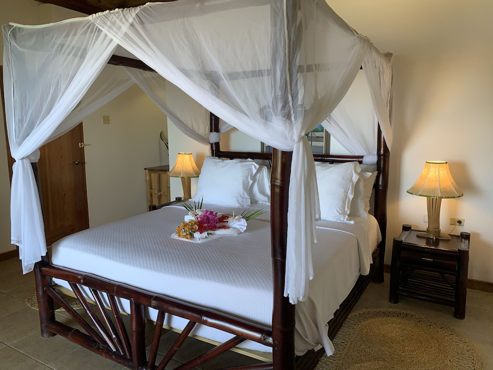 DELUXE, KING BED, OCEAN VIEW