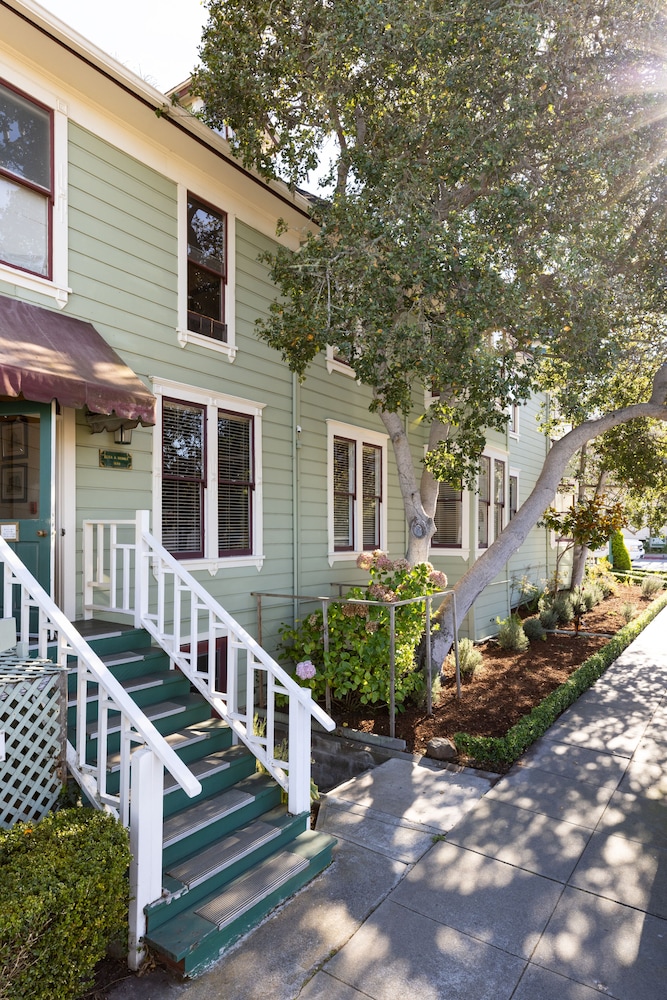 Centrella Inn 61/67
