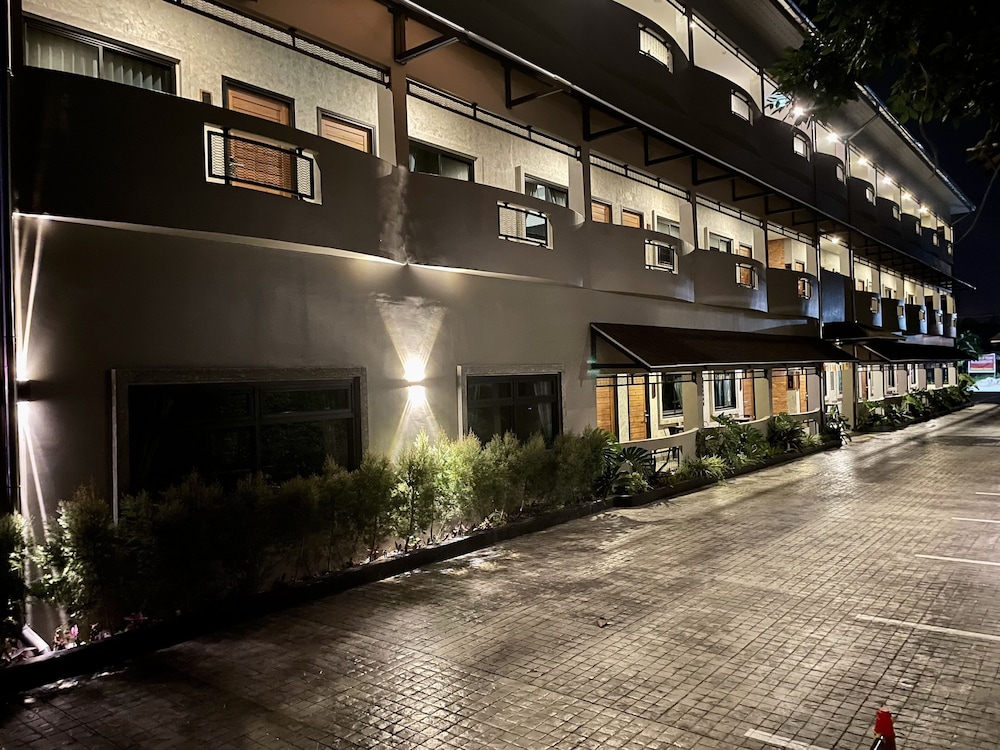 Hideaway Resort 1/32