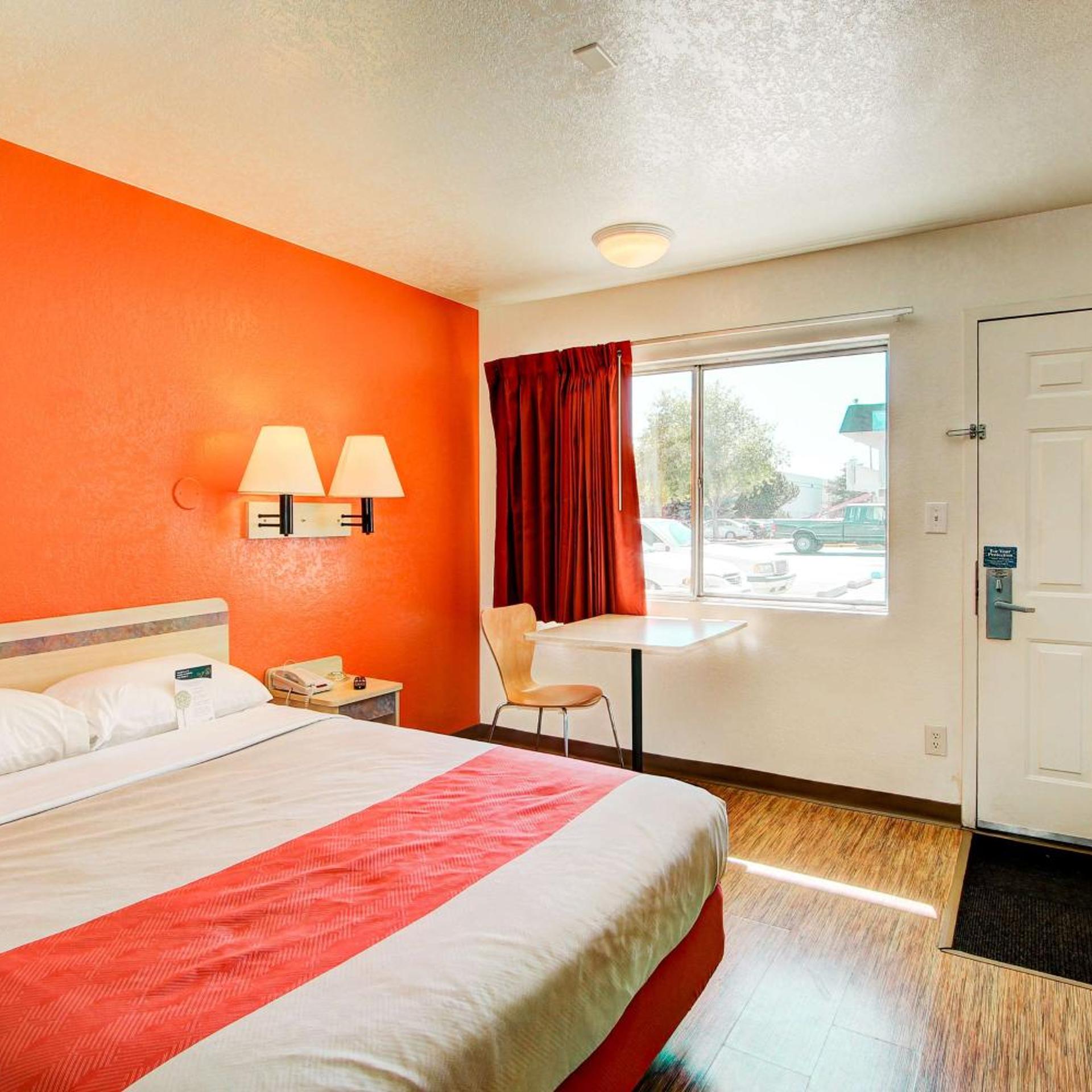 ROOM, QUEEN BED