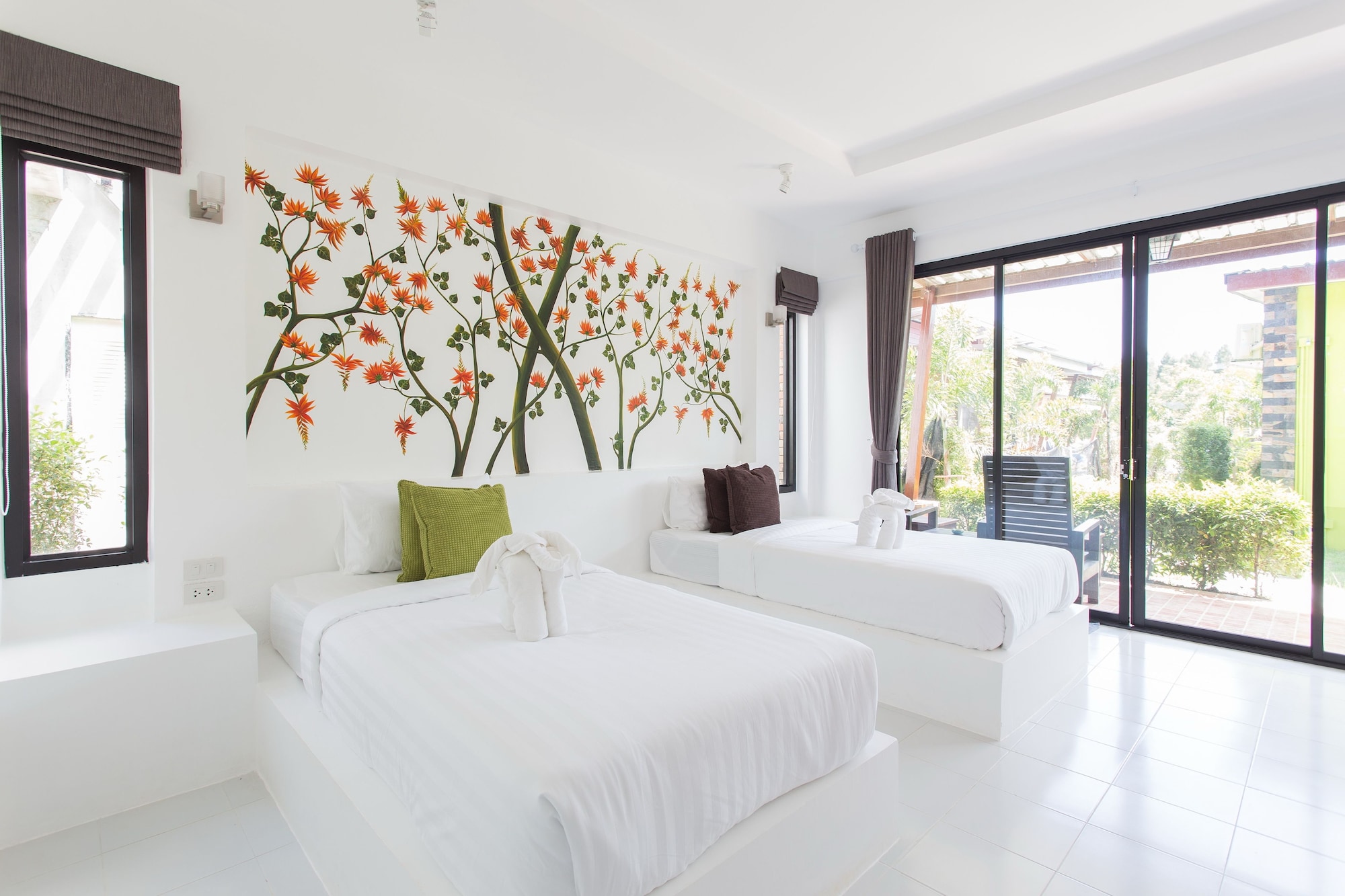 DELUXE, TWIN BEDS