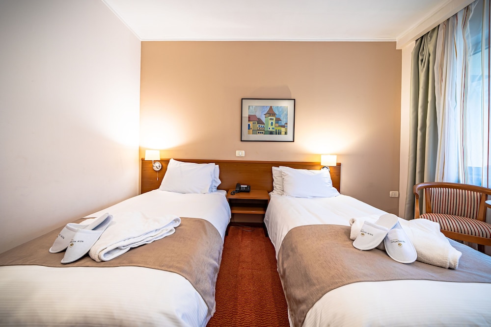 New Montana Hotel 8/50