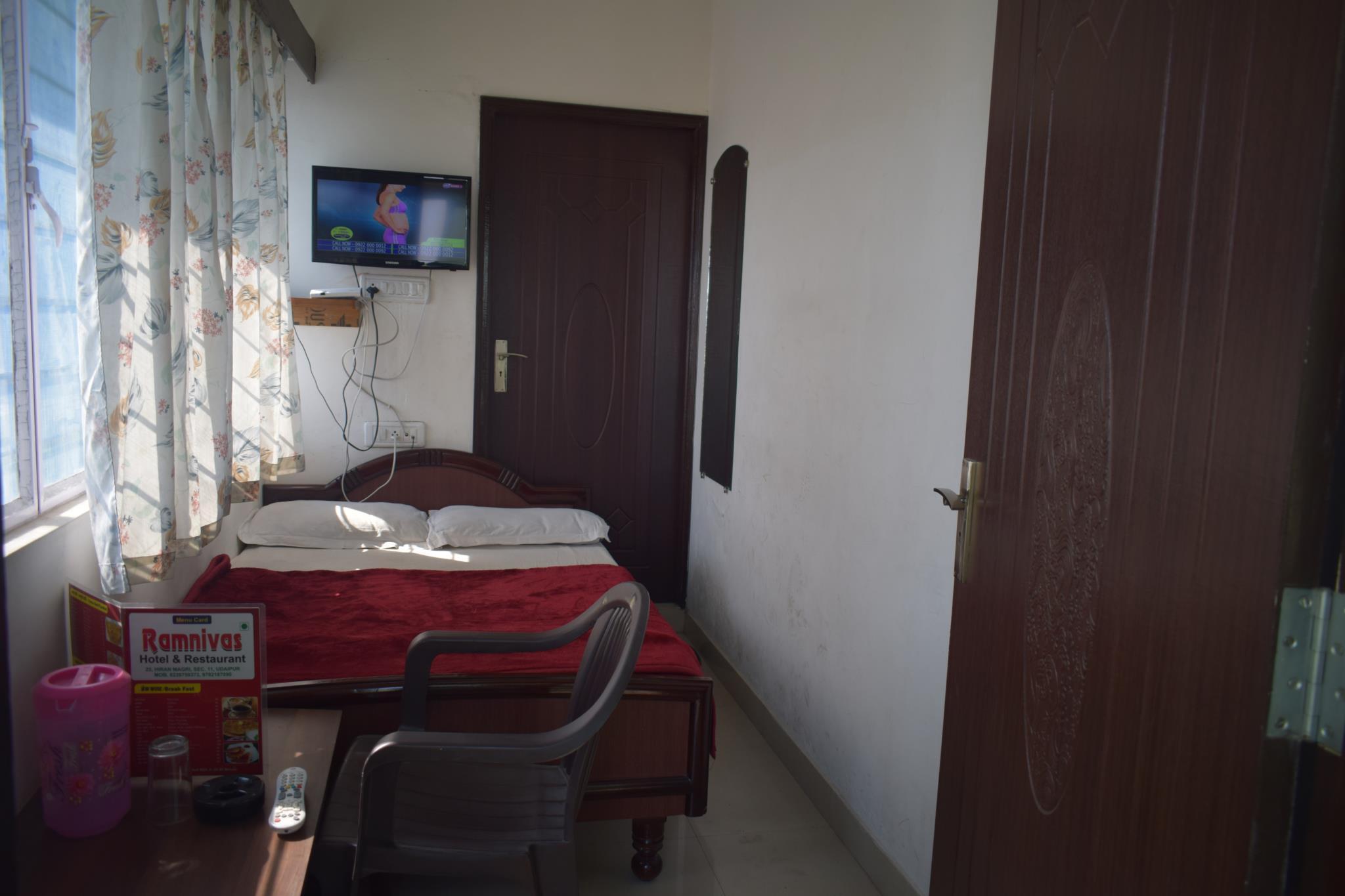 ROOM, SINGLE