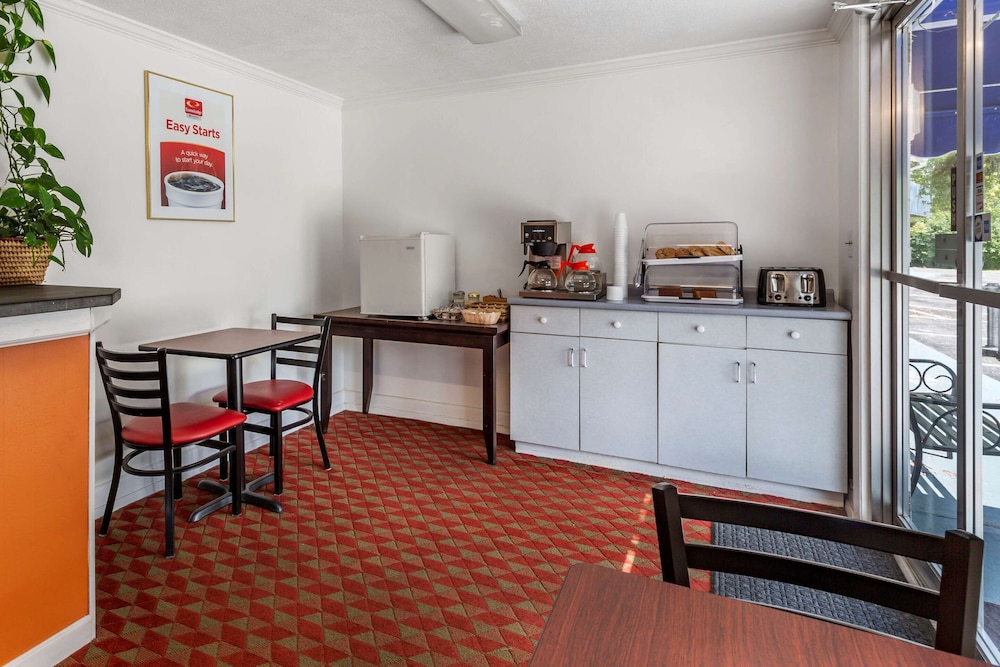 Econo Lodge Lee - Great Barrington 48/65