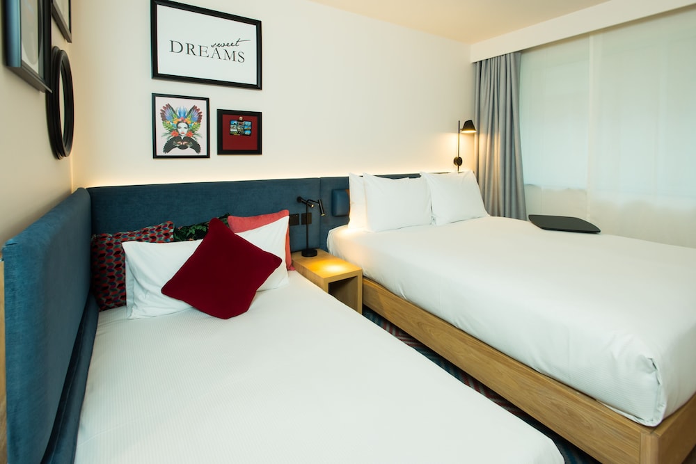 ROOM, QUEEN BED, SOFA