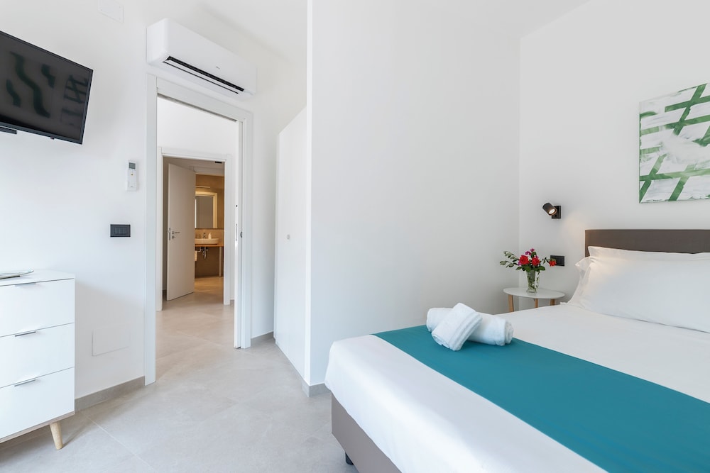 شقة كومفورت بسرير كوين وسرير فردي بإطلالة على الحديقة بشرفة بغرفة نوم واحدة مع أريكة، Residence Villa Giardini 2/7