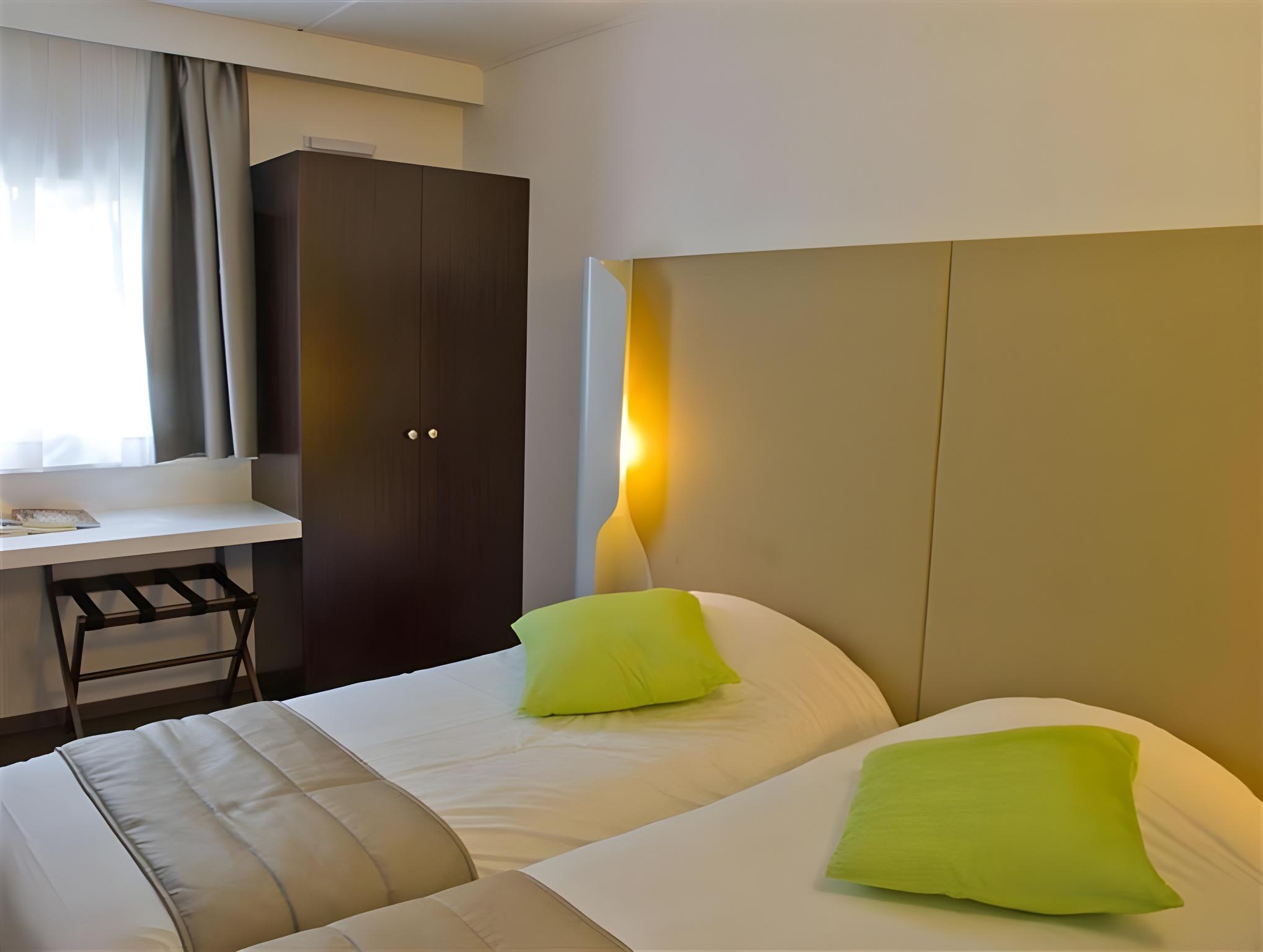 ROOM, 3 BEDS