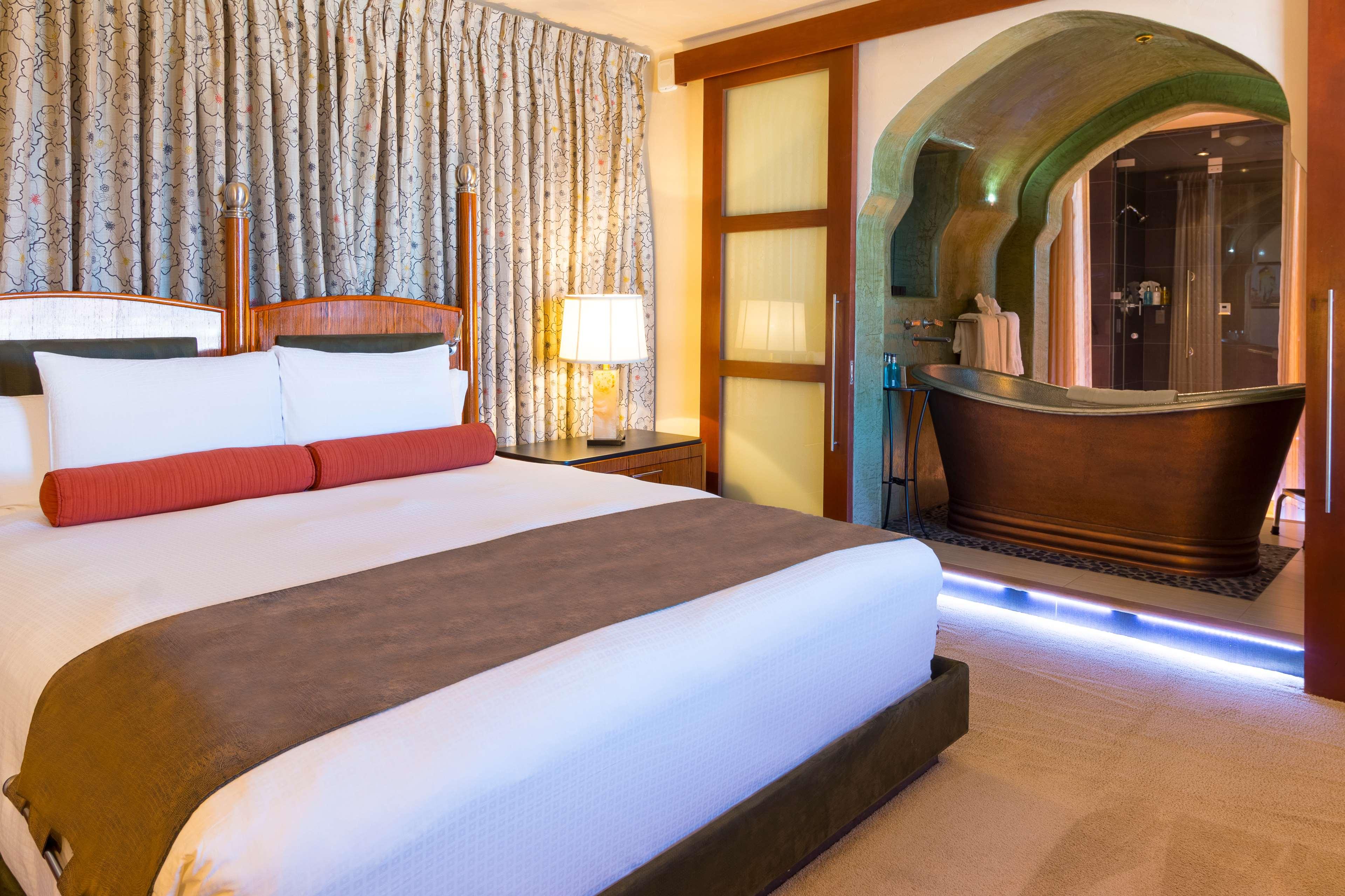 1 BEDROOM, PENTHOUSE SUITE, KING BED