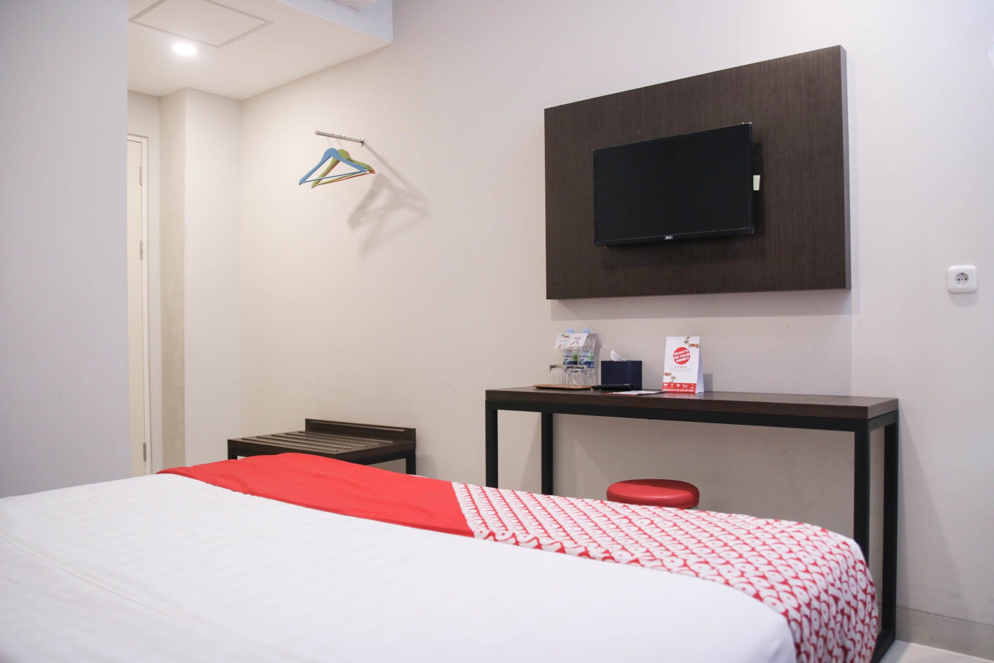 غرفة قياسية بسرير مزدوج، OYO 1006 Azzahra Guest House 2/3