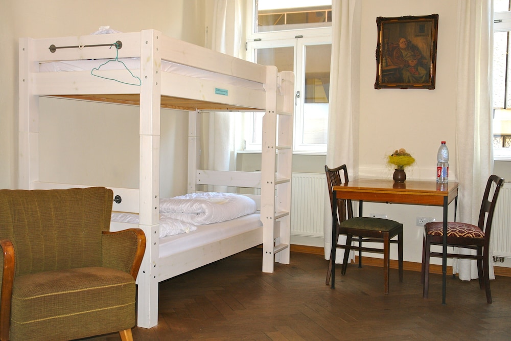 MIXED DORM, 5 BEDS