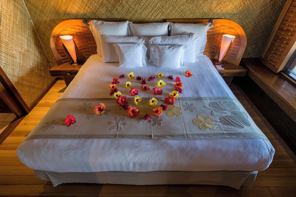 Overwater, Bungalow, King Bed, Beach View